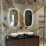 Château Hotel *