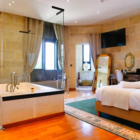 Chateau Hotel *