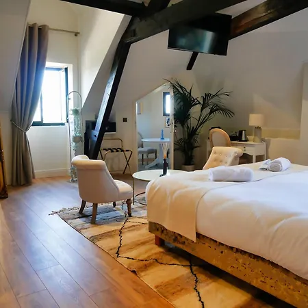Chateau Hotel *