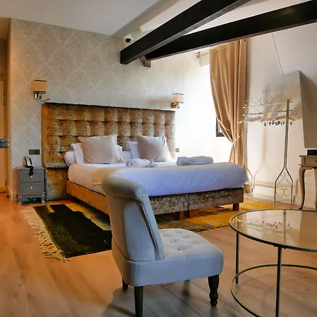 Chateau Hotel Camiac-et-Saint-Denis